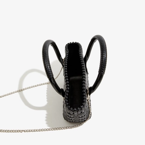 Draufsicht auf schwarze PVC-Gelee-Handtasche mit Doppelgriffen und silberner Metallkette