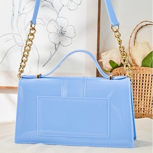 Sac à main en PVC bleu ciel avec finition brillante, chaîne dorée et grande capacité de rangement