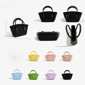 Rasteransicht der PVC-Gelee-Taschen in 8 Farben mit Maßen und abnehmbarem Metallketten-Riemen