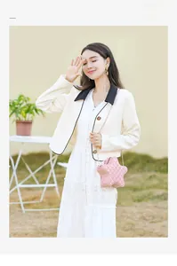 Sac gelée rose chic en forme d'étoile avec veste en tweed blanc et robe en dentelle