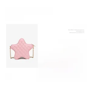 Vue détaillée du sac étoile rose en PVC avec motif matelassé et chaîne dorée