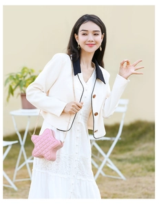Sac à bandoulière rose en forme d'étoile avec motif matelassé et chaîne métallique