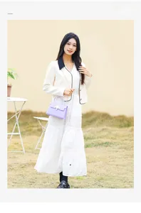 Photo de mode en extérieur d'un mini sac à main lilas avec un fermoir en métal élégant