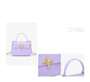 Détail du sac en PVC lavande avec boucle fleur de lys dorée et bandoulière en chaîne fine