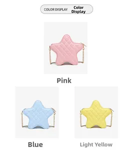 Vue détaillée des sacs bandoulière étoilés matelassés en rose, bleu et jaune clair