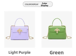 Détails des sacs à main en PVC lilas et vert avec boucles dorées et bandoulières chaînes