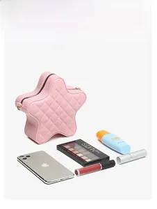 Détails du sac étoile rose en PVC montrant le rangement pour maquillage et mobile