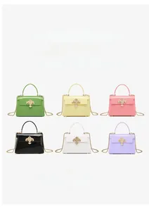 Vue détaillée des mini sacs en PVC en six couleurs avec bandoulières en chaîne dorée