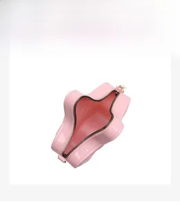 Vue intérieure détaillée du sac étoile rose en silicone avec fermeture éclair dorée