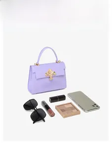 Vue détaillée de l'intérieur du sac violet en PVC montrant le rangement des lunettes