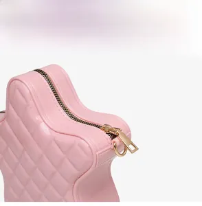 Détail du sac étoile rose en gelée avec motif matelassé et fermeture éclair dorée chic