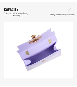 Vue détaillée de la capacité intérieure de ce sac en PVC violet clair pour femme