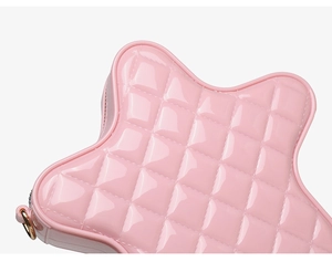 Détail du sac étoile rose en PVC avec motif matelassé et boucle en métal doré