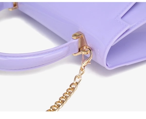 Détails du sac en PVC lilas avec des finitions en métal doré et des coutures précises