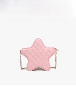 Détail du sac étoile en PVC rose avec motif matelassé en losange et chaîne dorée