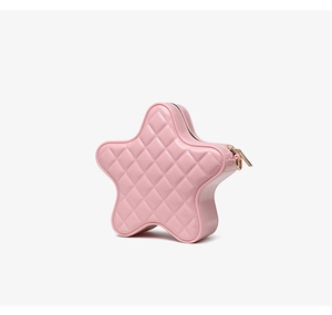 Détail du sac étoile rose effet gelée montrant la texture matelassée et les ferrures dorées