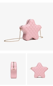 Trois vues d'un sac bandoulière rose en forme d'étoile avec matelassage et chaîne dorée
