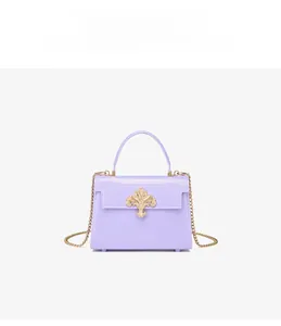 Détail macro du sac en PVC lavande avec un fermoir doré de style baroque chic