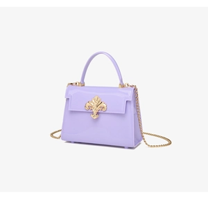 Détail du sac en PVC violet avec une boucle baroque dorée et une texture brillante
