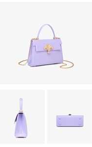 Vues sous trois angles du sac en PVC lavande avec chaîne dorée et détail de fleur