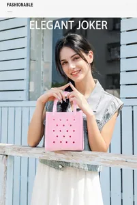 Detailansicht der rosa PVC-Strandtasche mit kreisförmigem Ausschnitt und glatter Textur