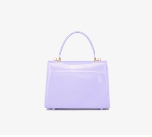 Détail du mini sac à main lilas en PVC avec ferrures dorées et finition brillante