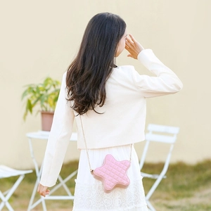 Sac à bandoulière en gelée matelassé en forme d'étoile rose avec chaîne dorée