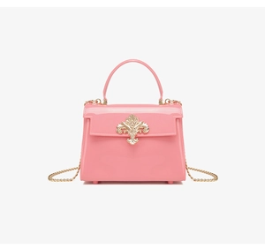 Détail du sac en PVC rose avec fermoir fleur de lys doré et bandoulière en chaîne