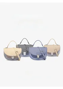 Détail de sacs bandoulière demi-ronds avec rabat tissé et base en PVC transparent