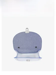 Détail du sac besace transparent avec rabat à rayures bleues et espace de rangement