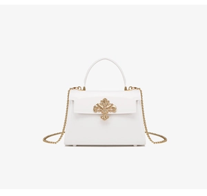 Détail du sac jelly en PVC blanc avec fermoir baroque doré et bandoulière chaîne