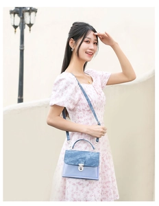Detalle del bolso jelly de PVC azul con texturas empalmadas y cierre metálico plata