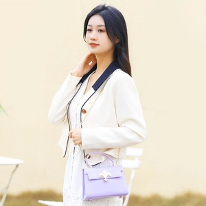 Sac à main en gelée PVC lavande avec boucle fleur dorée et bandoulière en chaîne