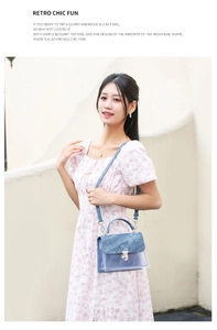 Bolso bandolera de moda en denim y PVC llevado por una modelo en un entorno de estilo
