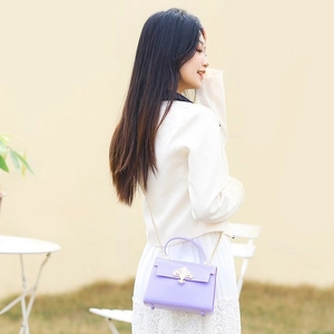 Sac à main en PVC violet clair avec boucle fleur de lys dorée et bandoulière chaîne