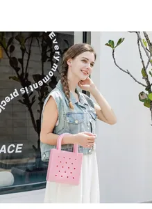 Außenaufnahme einer rosa perforierten PVC-Strandtasche mit rundem Lochdesign