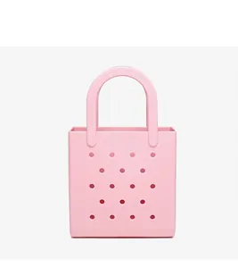 Detailaufnahme der rosa wasserfesten EVA-Strandtasche mit kreisförmigen Ausschnitten