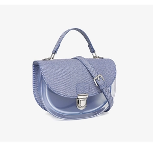 Détail du sac de selle en PVC bleu semi-transparent avec bordure en tissu bleu et blanc