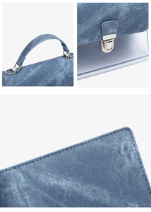 Detalle de bolso de PVC azul textura denim con hebilla metálica y costuras precisas