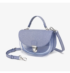 Sac selle bleu semi-transparent avec tissu rayé et fermoir en métal argenté brillant
