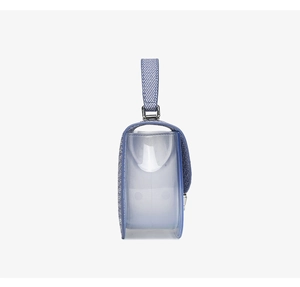 Vue latérale montrant le denim bleu clair et le matériau translucide mat du sac de selle