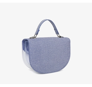 Détails du sac selle à rayures bleues et blanches avec empiècements PVC et boucles en métal