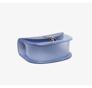 Détail du sac selle bleu semi-transparent avec boucle argentée polie et texture tissée