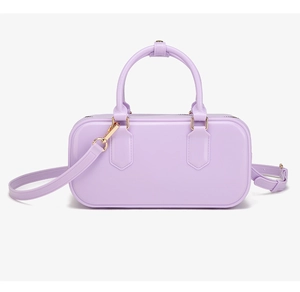 Detalle del bolso Boston de PVC violeta claro con herrajes dorados y correa desmontable