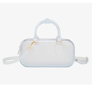 Detalle de bolso de PVC transparente azul claro con cremallera dorada y costuras de moda