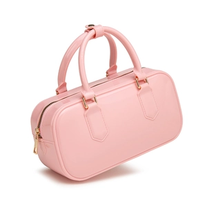Bolso de mano de PVC rosa brillante con cremallera dorada sobre fondo blanco puro