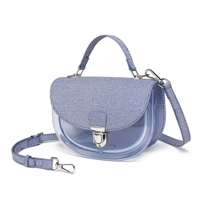 Sac selle translucide bleu clair avec rabat texture denim et boucle métallique