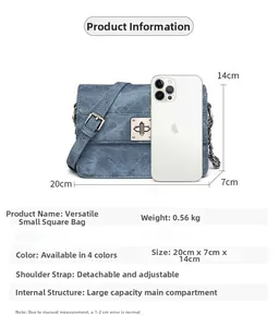 Dettaglio della borsa a tracolla in denim 20x7x14cm accanto a uno smartphone
