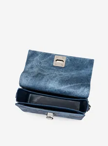 Draufsicht der blauen Denim-Umhängetasche mit geräumigem Hauptfach und Metallverschluss