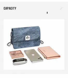 Detailansicht der Jeans-Umhängetasche mit Platz für Handy, Schlüssel und Geldbörse